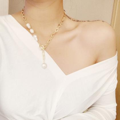 Trendy Pearl Alloy Thick Chain Pendant Necklace..