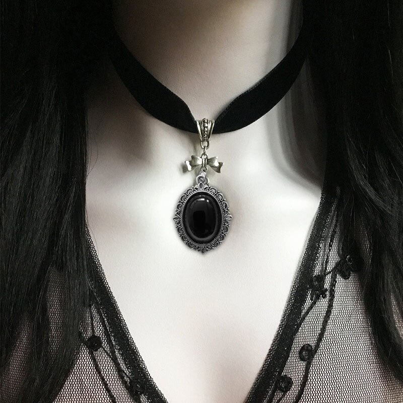 Black Velvet Collar Necklace Gothic Victorian Black Crystal Embossed Necklace Ladies Fashion Jewelry
